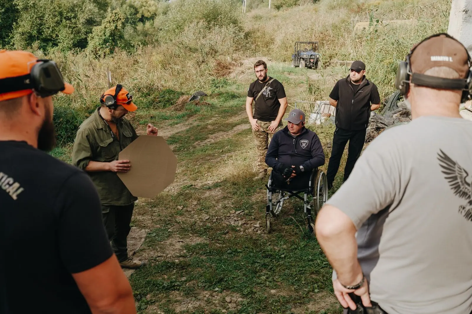 Range Officer weist die Teilnehmer vor einer Station ein