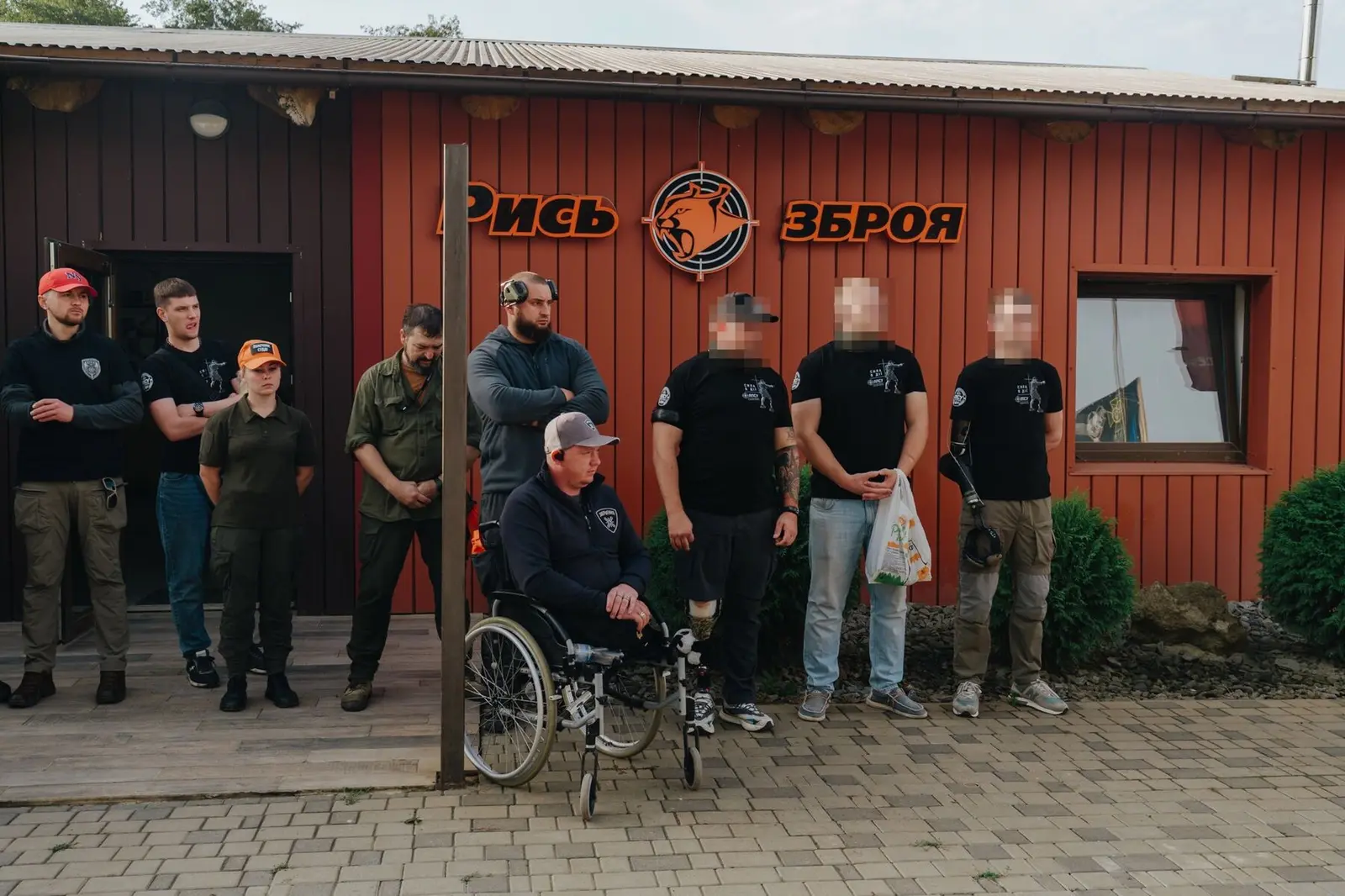 Teilnehmer vor dem Schießclub Rys